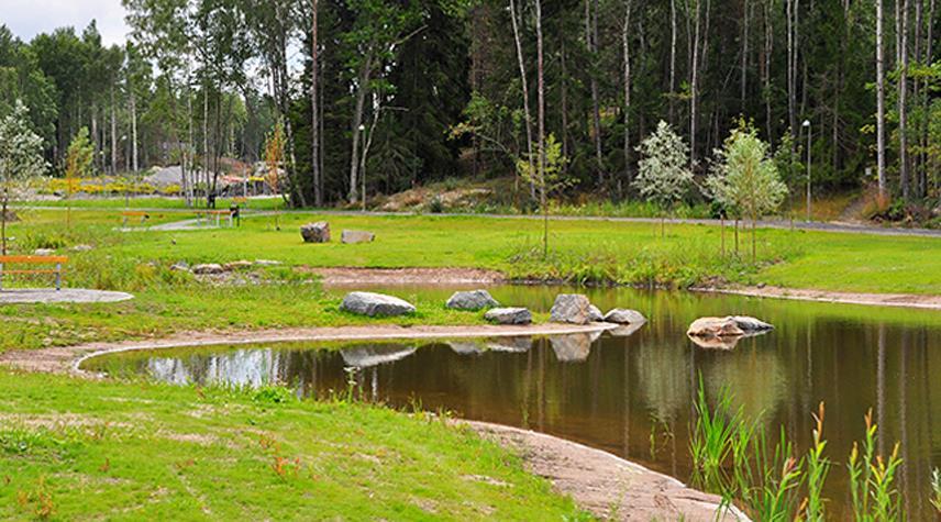 Vatten och avlopp Allmänna huvudledningar för vattenförsörjning och spillvattenavledning är samförlagda i ett stråk ca 100 m väster om Uddevallavägen.