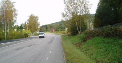 Hällebergsskolan och Linneaskolan har ca 90 resp ca 170 elever. Gymnasieskola saknas i Ljungskile. De äldre eleverna hänvisas till Uddevalla där flera olika gymnasier finns.