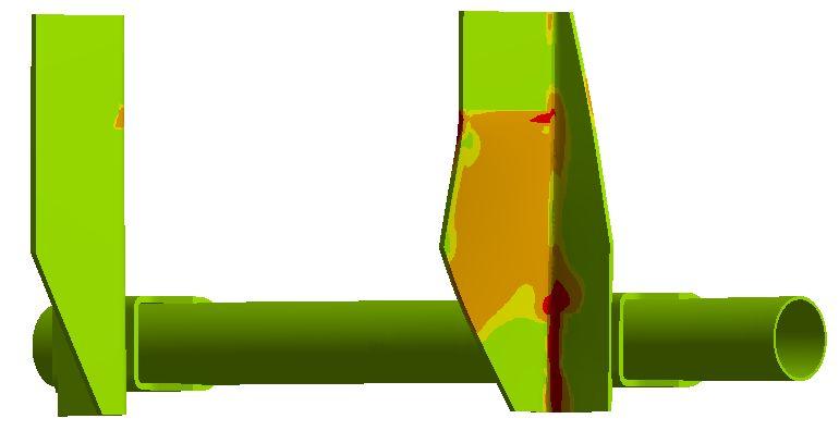 Von Mises-spänningen blir 177,5 MPa enligt Bilaga C. Plastisk töjning uppstår vid L-balk och U-koppling och över området vid infästningen för röret.