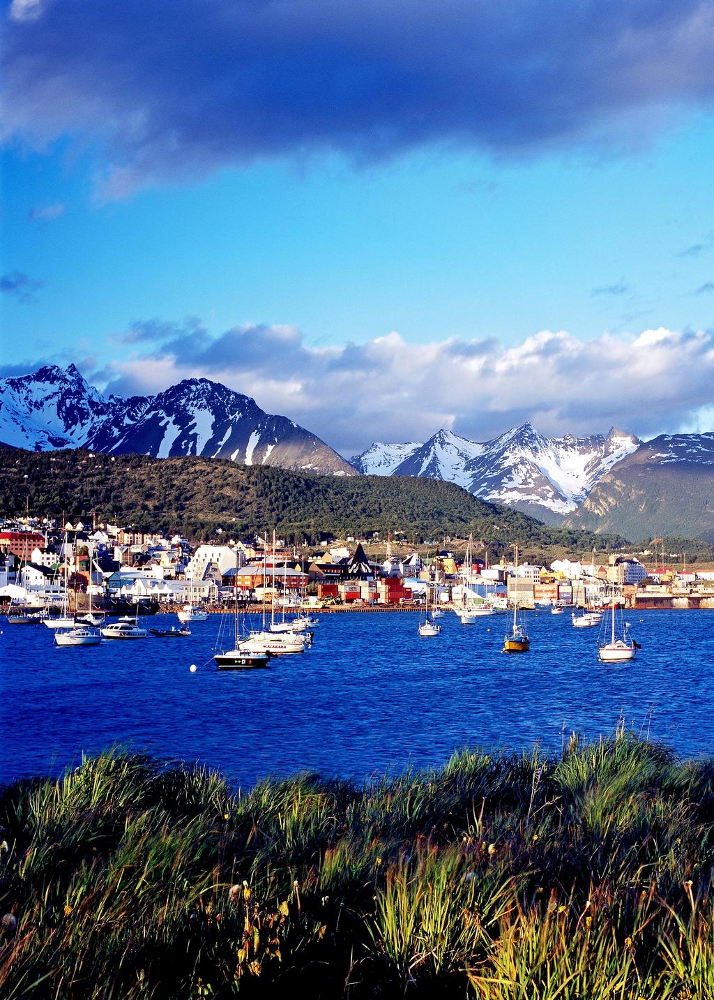 Dag 4: Ushuaia Vi åker söder om staden längst National Route 3 till den berömda Tierra del Fuego nationalparken, vilken gränsar till havet.