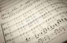 Luther och musiken Vägen från den Gregorianska sångens enkelhet och funktionalitet, en gudstjänstmusik som verkligen var i tjänst för Gud, till motreformationens kyrkomöte i Trident 1545-1563 då man