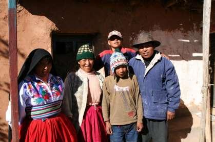 Dag 10 Amantani - Copacabana, Bolivia Vi lämnar Amantani på morgonen Detta kanske blir din värdfamilj på Amantani och åker båt tillbaka till Puno.