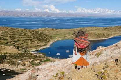 Efter ett par timmars färd kommer vi fram till gränsen till Bolivia, där vi går genom passkontrollen och byter buss för dagens sista sträcka till Copacabana.