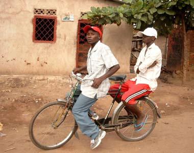 BURUNDO Pendole pedale En Burundo la biciklo iĝas kutima kaj plej ŝatata transportilo de granda parto de la loĝantaro. La klarigo estas simpla. La lando trairis militon dum 13 jaroj, kio ĉion fuŝas.