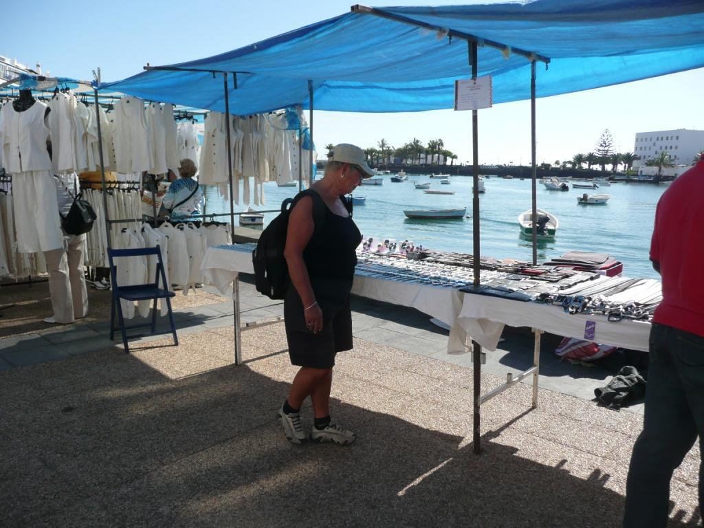 Resebrev från Lanzarote med besök av barn o barnbarn Så var det dags att lämna Graciosa den 13 nov, här rundar vi den Norra udden av Lanzarote Punta Farjones (häftiga klippor)