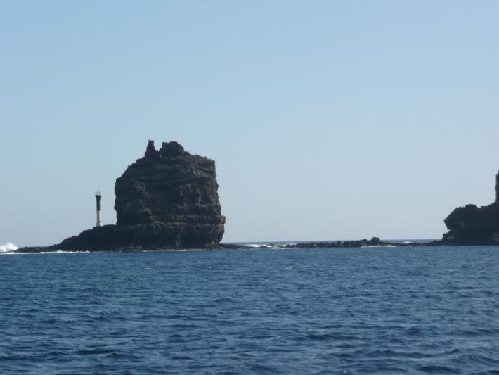 Märklig hamn att ligga i (Puerto De Naos), här var det bara att ta sig en boj och ligga bekvämt bakom en stor pir som skydd och helt gratis!