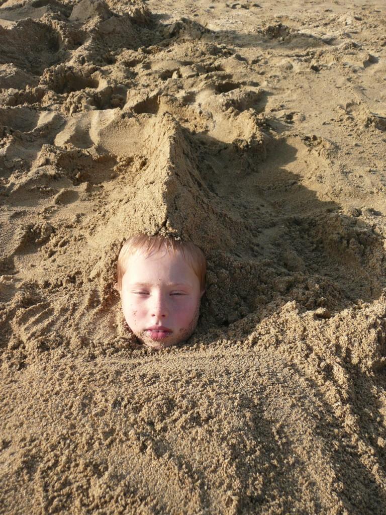 Linus gillade att bli nedgrävd i sanden,