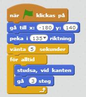 Vi vill att när spelet startar så ska hajen flytta sig till sin startplats, peka i en riktning och sedan vänta så vänta 5 sekunder blocket skall komma mellan peka i riktning och för alltid blocken så