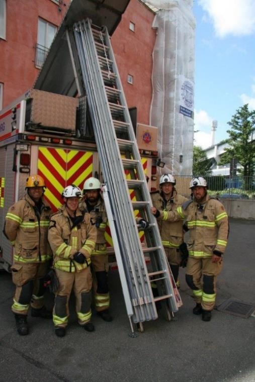 Bemanning: Ett befäl och fyra brandmän (1+4) Uppgift vid brand i byggnad: Livräddning genom rökdykning, resande av utskjutsstege eller brandbekämpning.