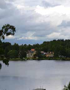 Barr- och lövskog återfinns på både större och mindre höjder i det öppna jordbrukslandskapet som omger orten.