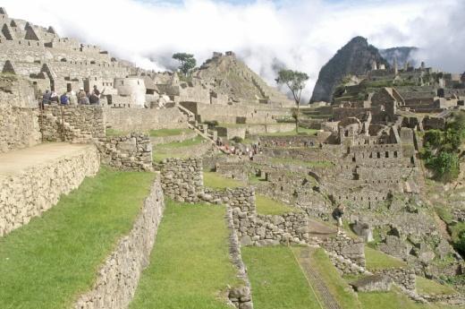 Vi besöker fästningen Sacsayhuaman som byggdes för att försvara sig mot invaderande stammar som hotade inkafolket.