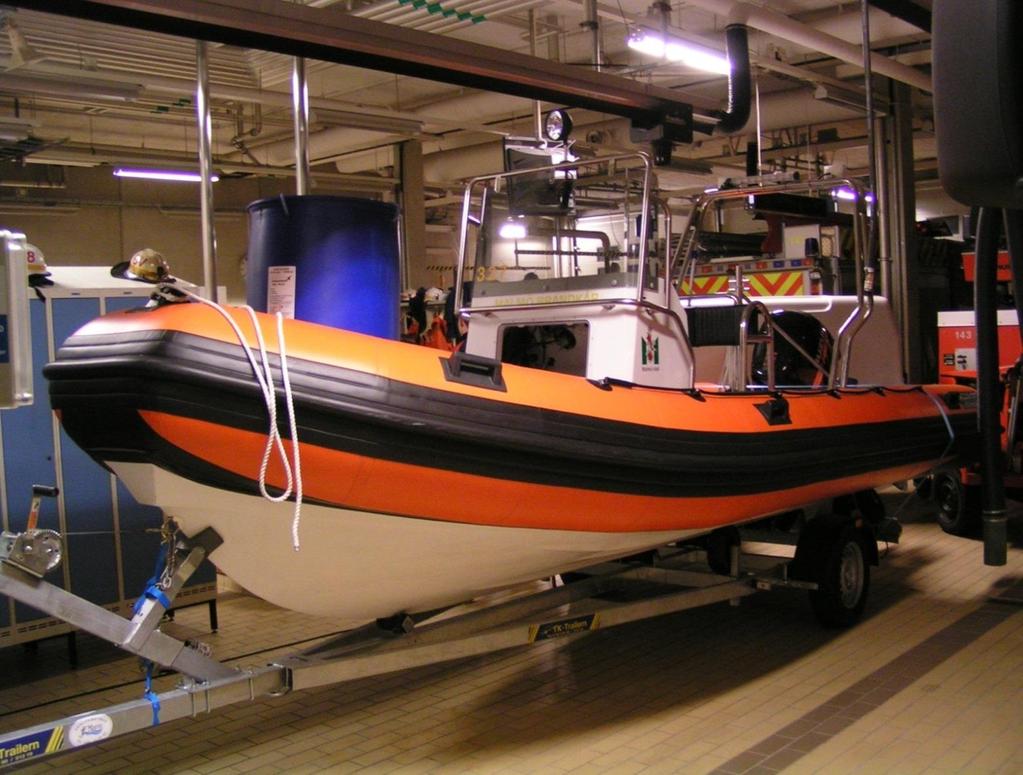 Räddnings- och länsbåt, större En större gummibåt med fast skrov (RIB-båt) på trailer togs i bruk 2005. Denna kräver dock skepparutbildning.