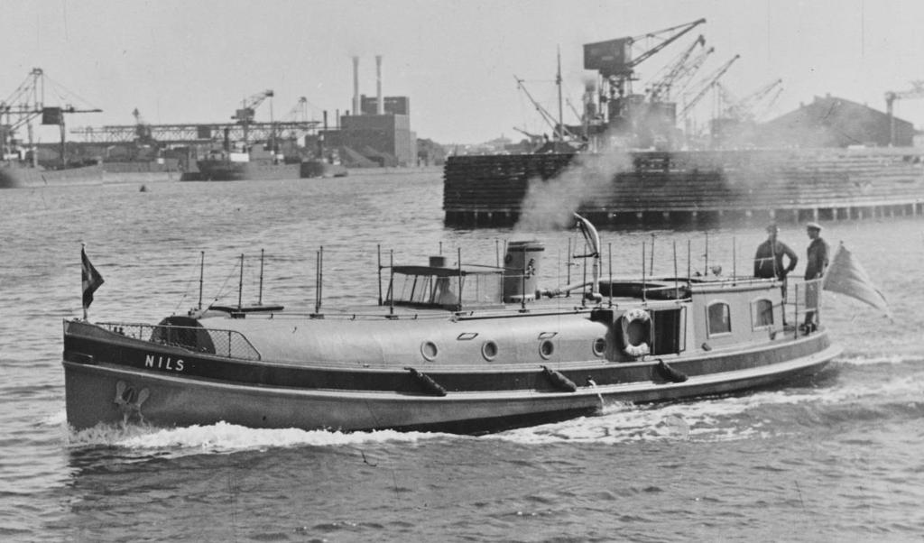Motorsprutbåten NILS vid sin tilläggsplats vid hamnens ena pirarm. Foto Wilhelm Wahrenberg, Malmö Brandkårs arkiv.