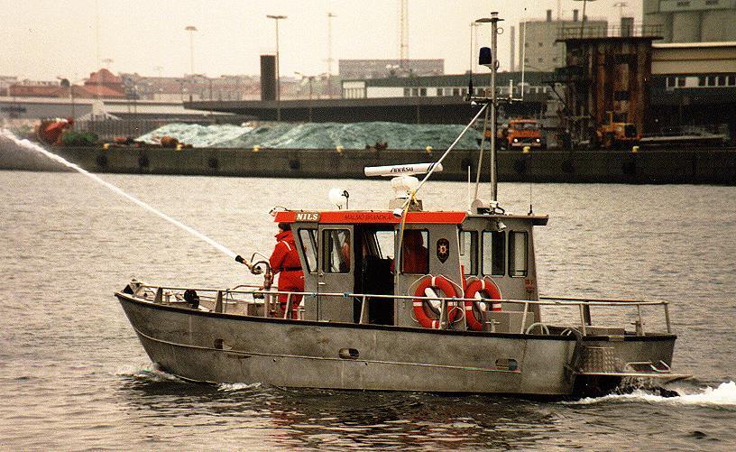 Brandbåten NILS År 1996 köpte Malmö Brandkår en brandbåt med katamaranskrov.