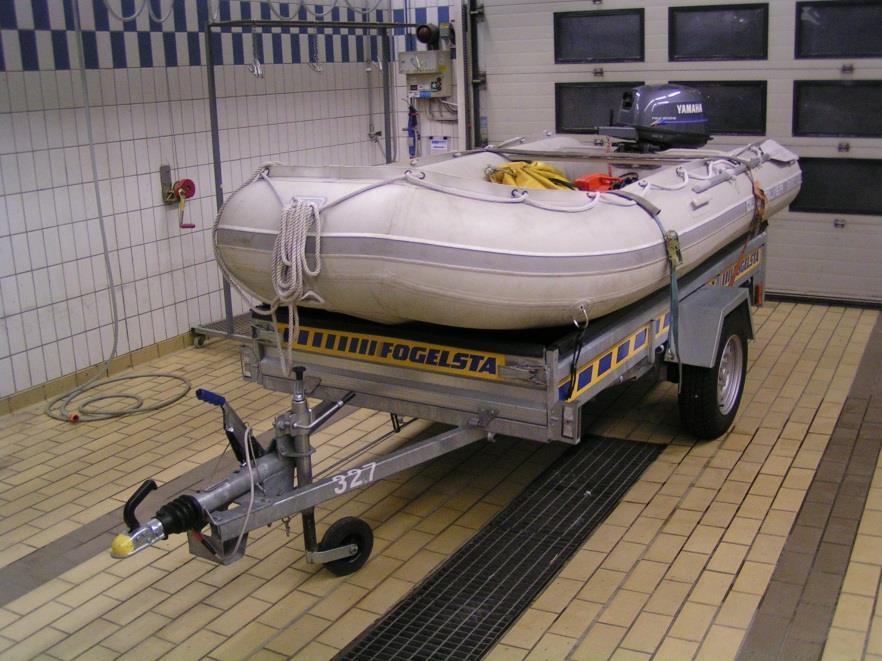 Däremot krävdes båtar för oljelänsutläggning i hamnarna. 1995 levererades en vattendykarbil av fabrikat Mercedes Benz 814.