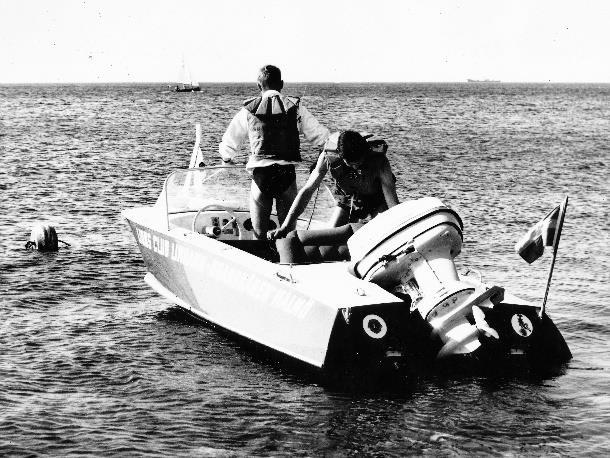 1984 skaffades en större motordriven båt Veedo 20 på trailer vilken placerades på huvudbrandstationen. Den hade gummiskrov och styrpulpet.