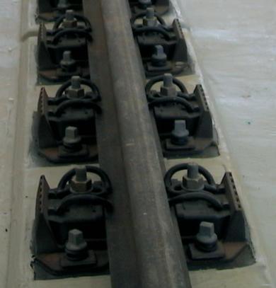 vibrationsdämpande egenskaper avsedd för montage på ballastfritt spår som t.ex. broar i stål eller betong.