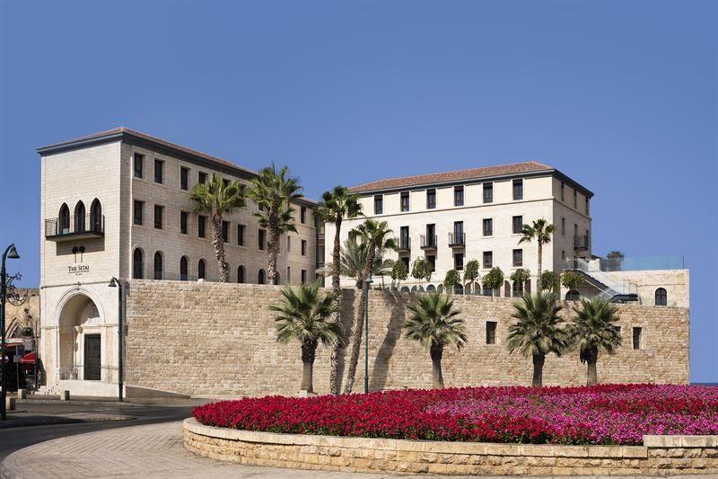 I Setai Tel Avivs utrymmen finns från hotellets gästrum och sviter till innergårdar och platser öppna för allmänheten exklusiva möbler i valnötsträ, vit havssten bevarad från byggnadens ursprungliga