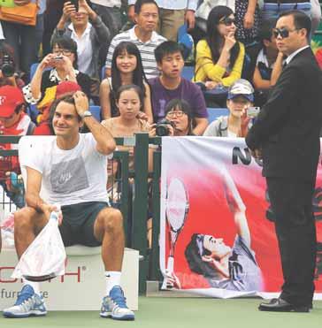 www.sport.sk TENIS 37 Federer mal včera v Šanghaji dva dôvody na dobrú náladu dnes odohrá zápas o 300.
