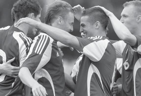 8 FUTBAL štvrtok 11. 10. 2012 DNES O 19.00 h V SENCI SLOVENSKO 21 HOLANDSKO 21 V PRVOM ZÁPASE BARÁŽE O POSTUP NA ME 2013 Srdce, um a kúsok šťastia Čo znamená takýto zápas pre vás osobne?