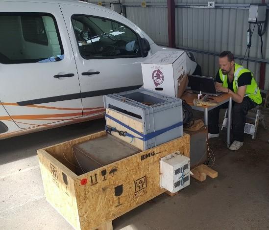 Figur 7. Densitetsmätning gjordes genom att successivt öka trycket på träflisen med vikter från 0 116 kg. Figur 8. Ökat tryck genom med vikter (0 116 kg) resulterade i ökad dielektricitetskonstant.