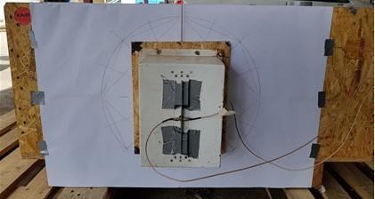 När radiosignaler sprids uppifrån och ner genom slumpmässigt roterad träflis, se figur 12, så kommer de dielektriska egenskaperna vara nästintill identiska med spridningen i n -riktningen.