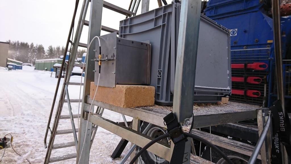 dock känt att träflisen var frusen, vilket också bekräftades med de låga värdena på dielektricitetskonstanterna. Figur 38. Referens mätning på provlåda. Mätningarna i figur 37a-d är rimliga.