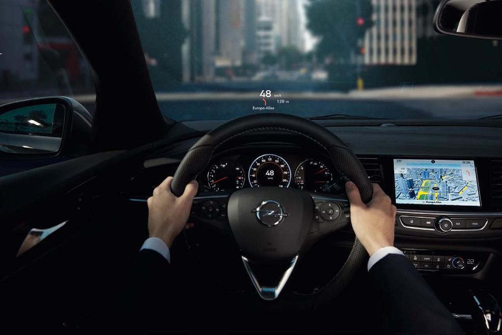 Opels förarhjälpmedel använder sofistikerad radar, kameror och sensorer för att läsa av vägen bakom, på sidorna och framför bilen: Backvarnare för korsande trafik 1.