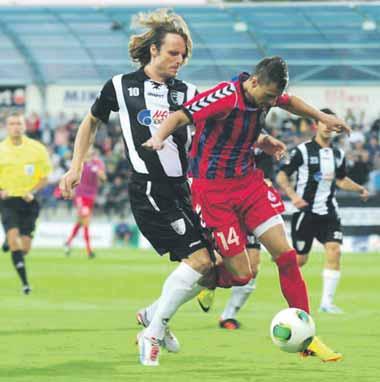 www.sport.sk FUTBAL 11 CORGOŇ LIGA 5. KOLO Kapitáni oboch tímov sa zhodli: Derby ako remeň! Kapitán Myjavy Martin Černáček (vľavo) v súboji s Jaroslavom Divišom. FOTO SPARTAKMYJAVA.