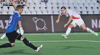14 FUTBAL pondelok 12. 8. 2013 CORGOŇ LIGA 5. KOLO TRENČÍN DUNAJSKÁ STREDA 6:0 (5:0) AS: Volešák Čögley, Da Silva, Kleščík, Mazáň Bariš Mondek, Štefánik (63. Hajradinovič), William, Holúbek (63.