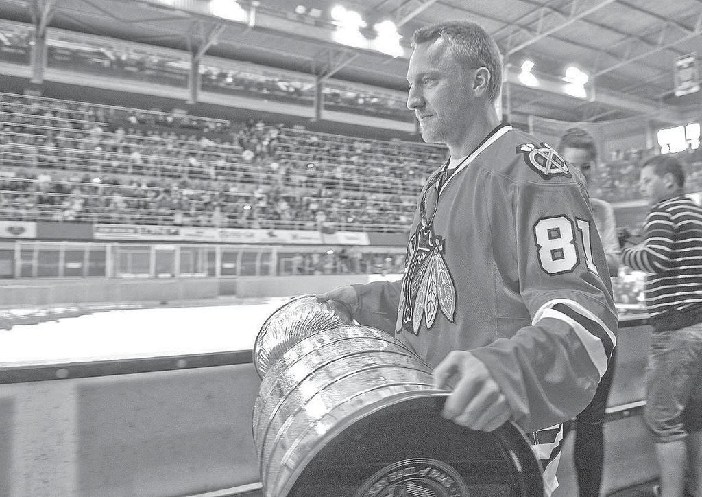 www.sport.sk HOKEJ 3 STANLEY CUP NA SLOVENSKU Marcel i Marián Hosovci sa konečne dotkli spoločne trofeje toval letnú prípravu na novú sezónu.