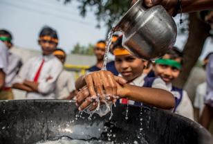 Rent vatten till familjer i Irak I oktober 2016 återtogs staden