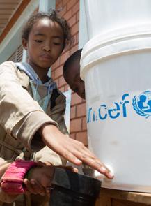 UNICEF leder samordningsgrupperna för vatten och sanitet, utbildning, näring och hälsa och skydd mot våld och övergrepp. UNICEF har tillsammans med partners jobbat för att stärka lagstiftningen.