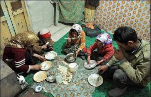 شماره ١٣٠ ١٤ شيرينی لبخندی بر لبان مجيد نمیآورد. سراپا سکوت است... سردردھای مزمن. نخھای سيگار را پیدرپی روشن میکند... باکسی حرف نمیزند گاھی پرخاشگری میکند.