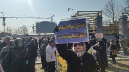 از سال ١٨٦٩ ميالدی قانونی در انگلستان وضع شد كه به موجب آن به مقامات سياسی پس از مدت معينی خدمت حقوق بازنشستگی پرداخت می شد اما بازنشستگی به شكل نمادين و قانونمند از نوامبر سال ١٨٨١ ابتدا در آلمان و