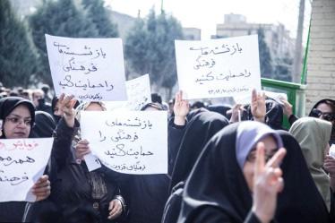 بازنشستگان ا موزش و پرورش مقابل مجلس تجمع کردند ٧ باز نشسته چه کند رکود تورمی گرانی دستمزدهای زیر خط فقر هزینه درمان کمرشکن هزینه تحصیل کمرشکن صبح روز ٢٧ دی ماه بازنشستگان آموزش و پرورش با قرار قبلی