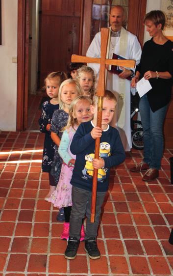 Framme i kyrkan kunde barn och vuxna bidra till att det blev ännu fler får i kyrkan. Där kunde man nämligen tillverka sitt egna får.