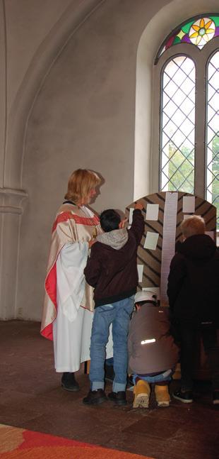 elfte februari klockan elva Den 11 februari hälsar vi alla välkomna till gudstjänst i Glumslövs kyrka klockan 11.00! Kyrkokören sjunger och Liv Ekstrand leder gudstjänsten.