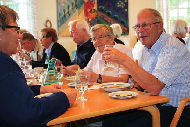 Lunchen kostar 50 kronor och för många av besökarna är det en skön paus mitt i veckan mitt på dagen, som ger påfyllning av kost både till kropp och