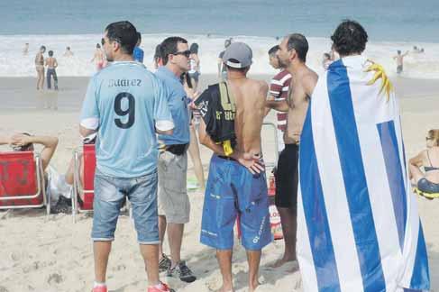 14 FUTBAL utorok 1. 7. 2014 MAJSTROVSTVÁ SVETA 2014 BRAZÍLIA 12. JÚNA 13. JÚLA Uruguajskí fanúšikovia na pláži.