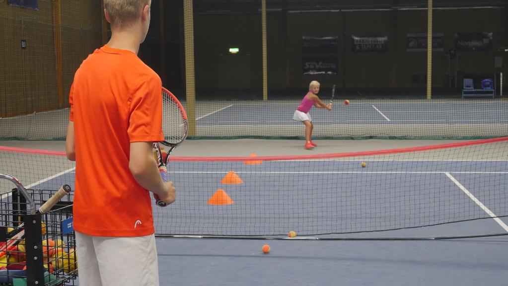 MINITENNIS & FAMILJESKILLS Minitennis är det naturliga första steget för barn mellan 5-8 år som vill prova på tennis.