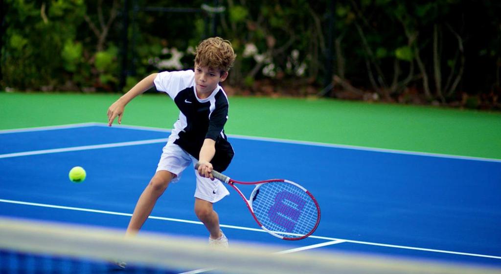 TENNISSKOL A Tennisskolan är kursen där deltagarna lär sig räkna, spela match och ha nytta av sin tennis under hela livet. Vi spelar på fullstor plan med vanlig boll.