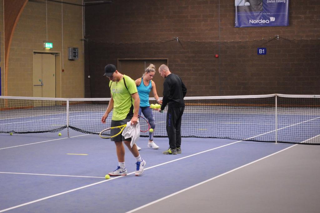 FORTSÄTTNING & TÄVLINGSGRUPP Fortsättningsgrupperna (8-13 år) är mellansteget mellan tennisskolan och tävlingsgrupperna.