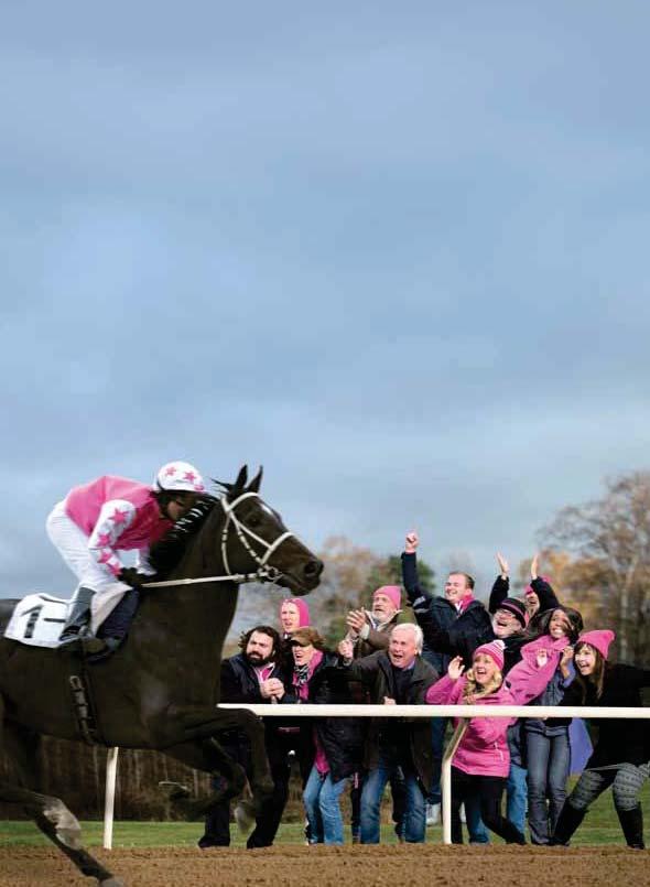 PONNYGALOPP I kväll får vi se två ponnylopp också. Det första rids efter ordinarie lopp, och det andra efter ordinarie lopp. Missa inte att titta på morgondagens jockeys!