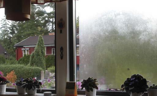 Kondens på glas Kondens bildas när glasets yttempera tur är lägre än daggpunktstemperaturen hos den omgivande luften. Vid hög luftfuktighet och kalla glasytor ökar risken för kondens.