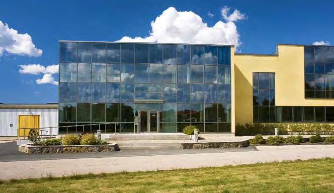 SIA Glass, Slöinge. Pilkington Spandrel Glass Coated Pilkington Suncool 50/25 Fasadglas Såväl enkelglas som isolerrutor kan användas till glasning av fasader.