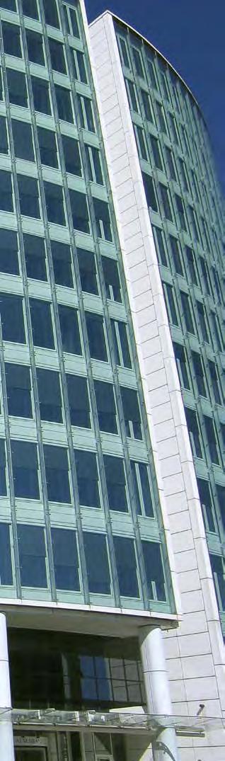 Glassystem Med glas kan du skapa rum där det känns som att vara både ute och inne på samma gång. Ute, eftersom du har fritt synfält till den omgivande naturen och får det lika ljust som utomhus.