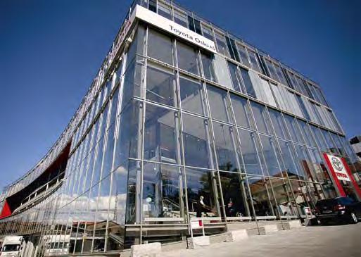 Toyotas kontor, Oslo, Norge. Pilkington Optiwhite Pilkington Optifloat Grey Pilkington Optifloat Clear Specialglas Pilkington Sunplus BIPV är ett semitransparent solcellsglas.