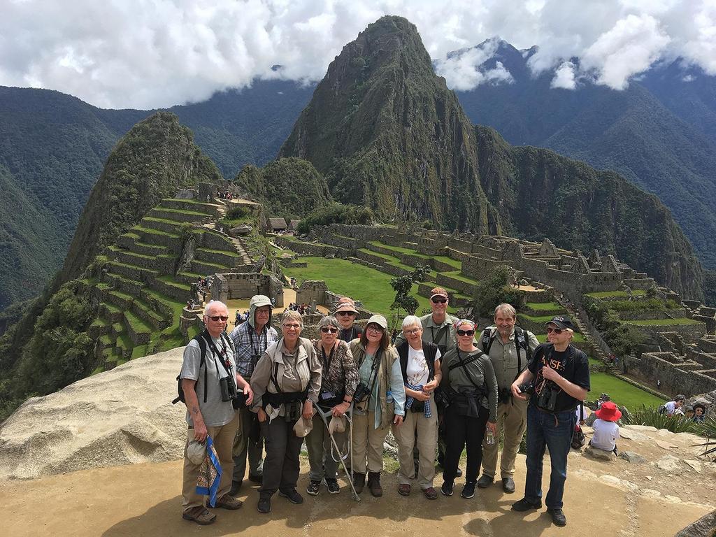 Gruppen i Machu Picchu. INLEDNING Peru är världens näst artrikaste land och bara det gör det ju naturligtvis till ett naturligt resemål för fågelskådare.