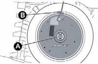 Subwoofer och reservhjul På dessa versioner återfinns verktyg för hjulbyte i en särskild låda på vänster sida av bagageutrymmet (se bild 145).